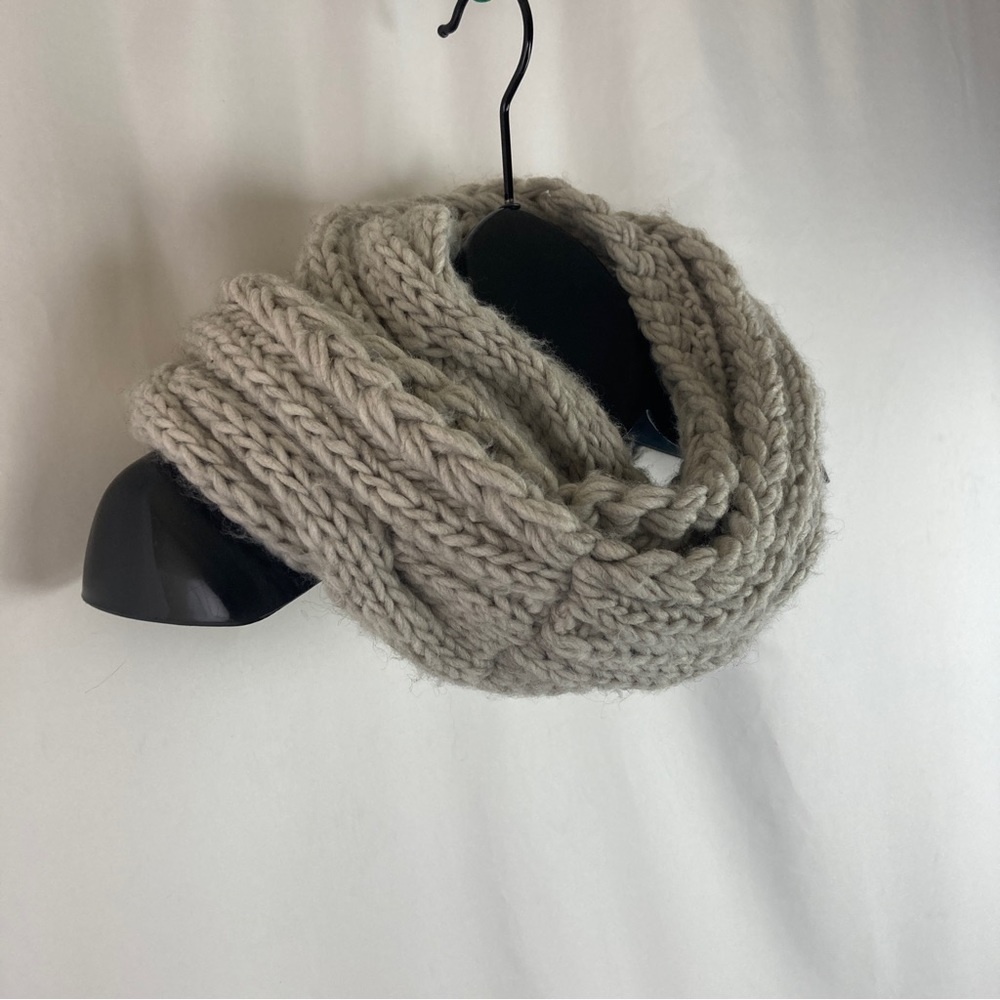 AMERICAN Eagle Outfitters Cable Knit Infinity Scarf - Picture 2 of 4
